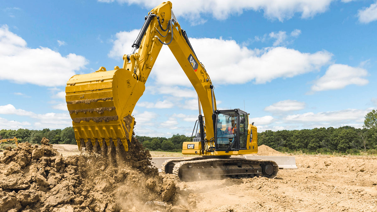 挖掘機(jī)加長(zhǎng)臂與運(yùn)輸車(chē)輛：施工現(xiàn)場(chǎng)的“黃金搭檔”