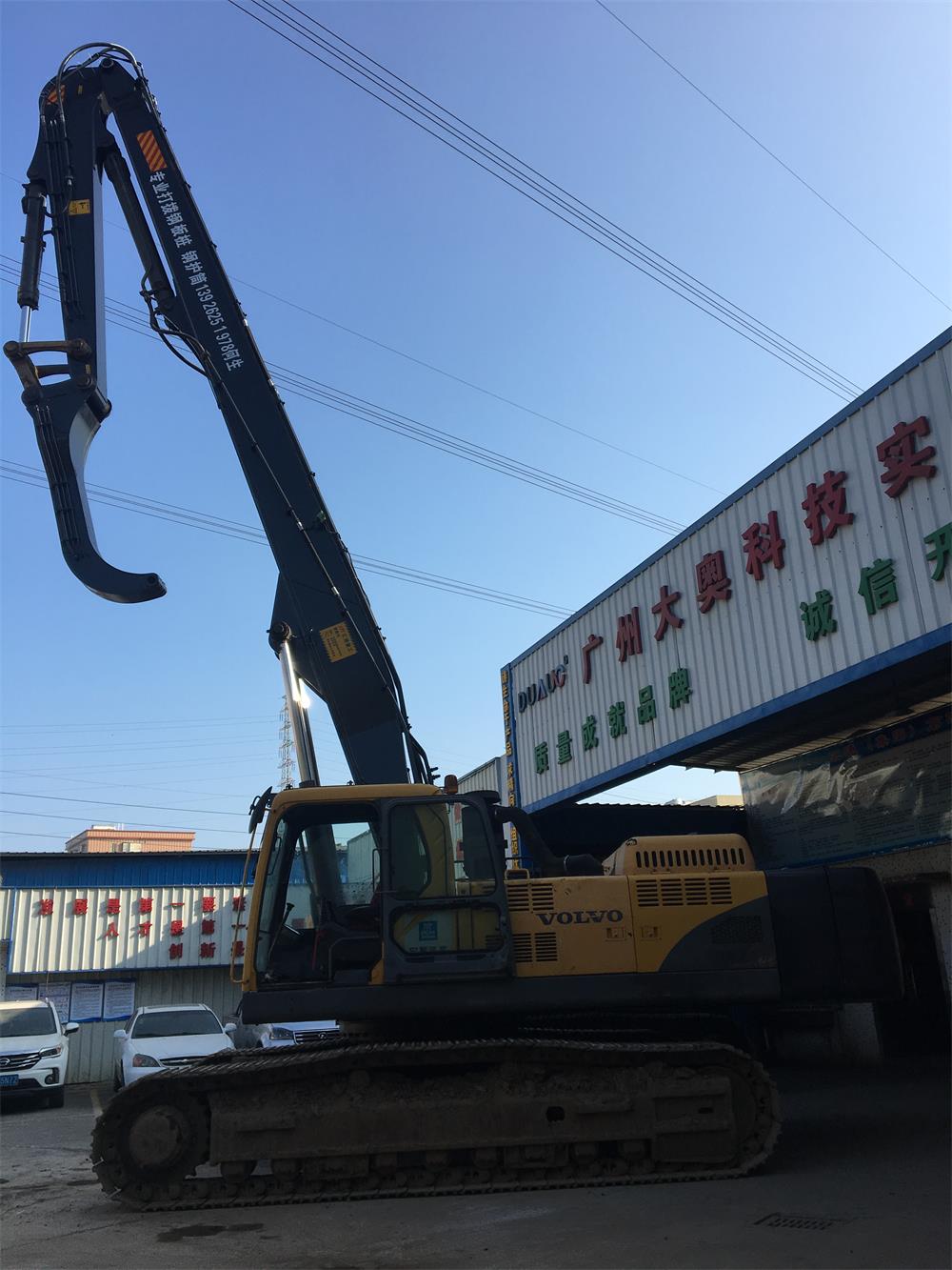 挖掘機(jī)打樁臂.jpg 挖掘機(jī)打樁臂.jpg