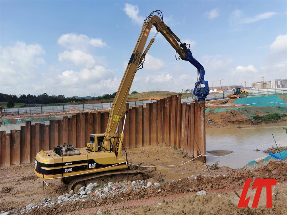挖掘機(jī)打樁臂.jpg 挖掘機(jī)打樁臂.jpg