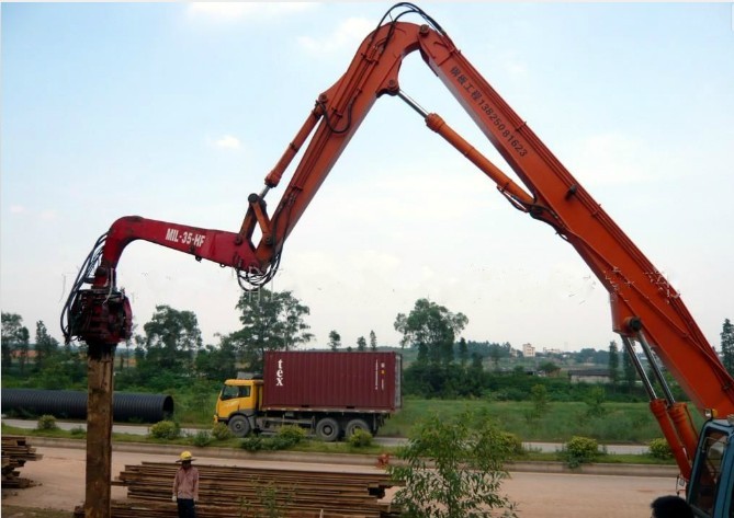 挖掘機(jī)打樁臂.jpg 挖掘機(jī)打樁臂.jpg