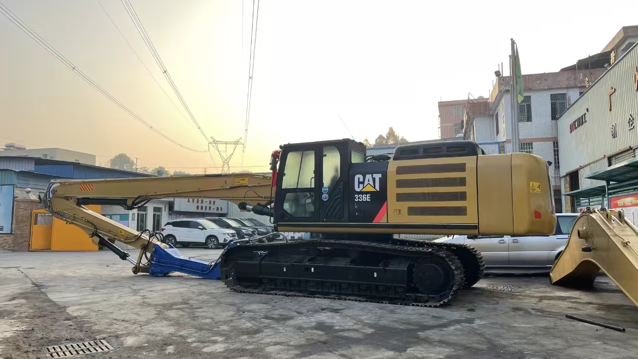 挖掘機(jī)打樁臂.jpg 挖掘機(jī)打樁臂.jpg